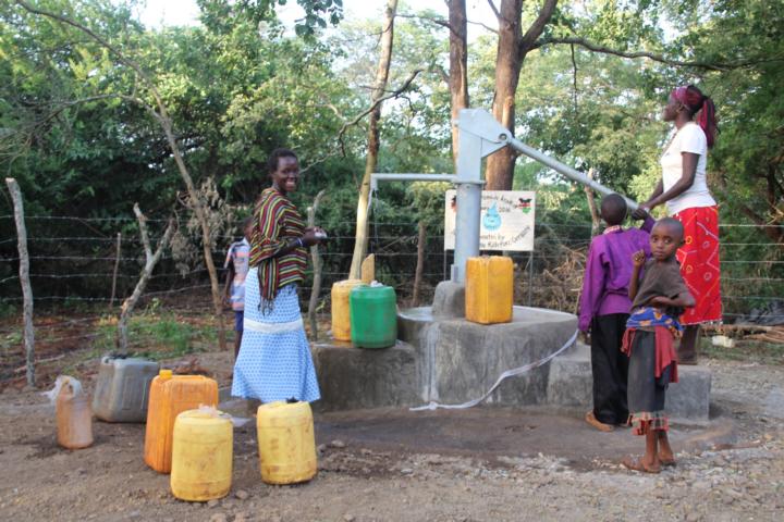 Kinder holen sauberes Wasser am Brunnen in Loolepo