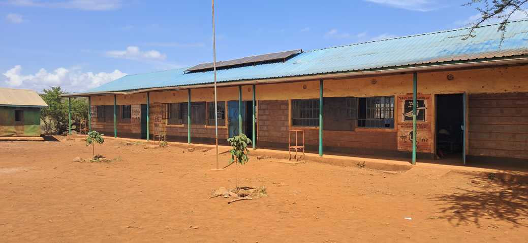Die Schule in Loolepo mit Solaranlage auf dem Dach