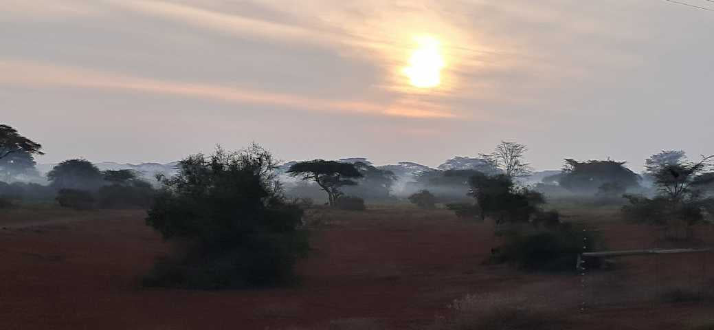 Sonnenaufgang über der Savanne bei Loolepo in Kenia