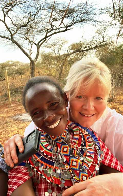 Ina Wolst vom Verein Tuko Pamoja Kenya mit einem Maasai-Mädchen