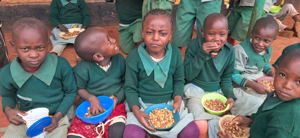 Kinder beim Mittagessen in der Schule in Loolepo